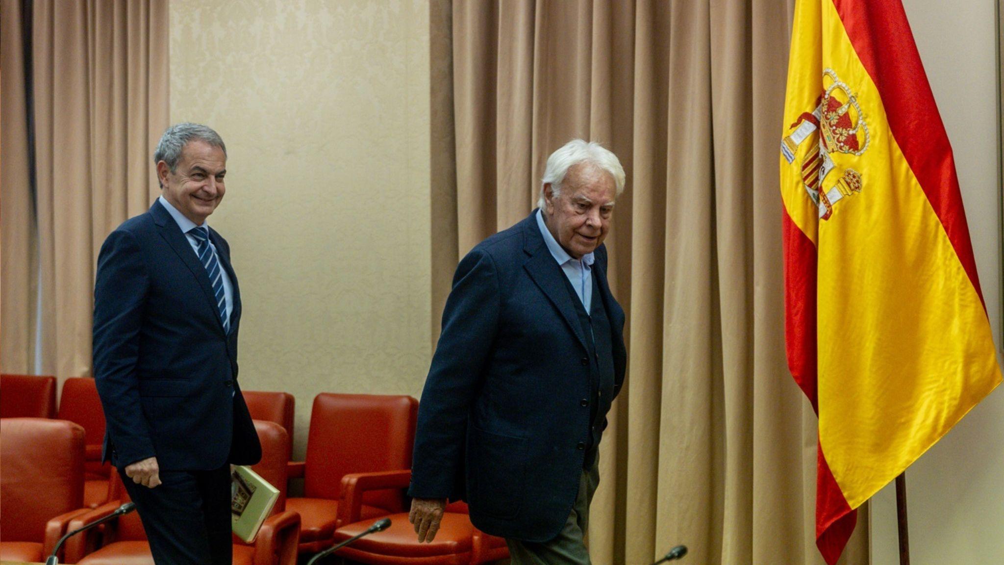 Los expresidentes del Gobierno José Luis Rodríguez Zapatero (i) y Felipe González (d), 