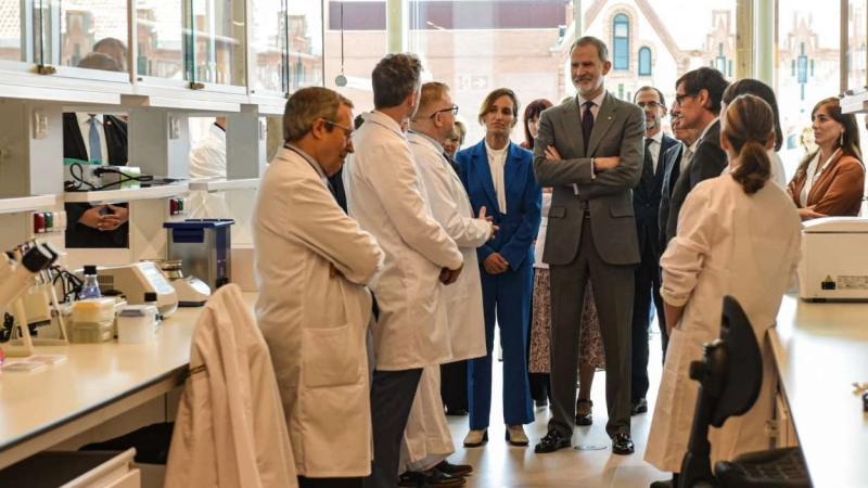 El rei Felip VI en la seva visita al CaixaResearch Institute. Alberto Paredes / EP