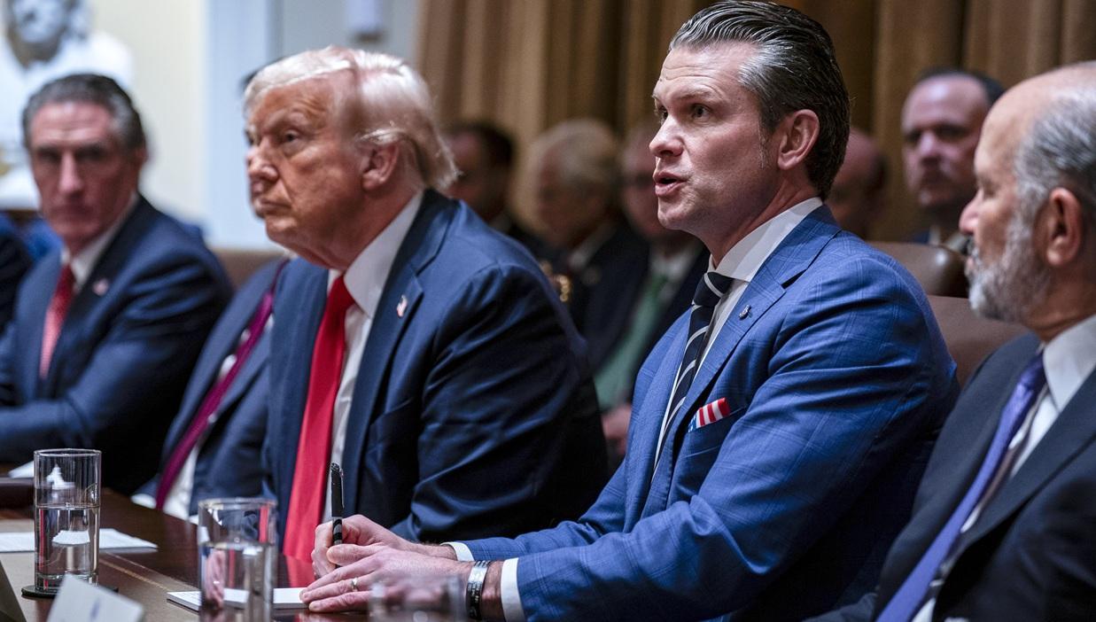 el presidente de los estados unidos donald trump junto con el secretario de defensa pete hegseth responsable de la filtracion ep