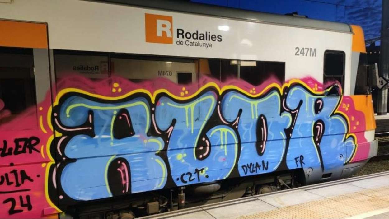 Tren de Rodalies pintat de grafitis