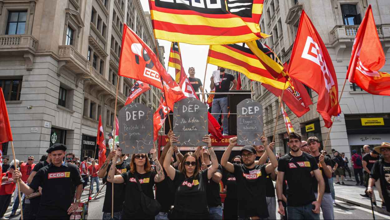 Manifestants durant la manifestació de l’1 de maig de CC.OO. i UGT, l’1 de maig de 2026, a Barcelona (Catalunya). EP