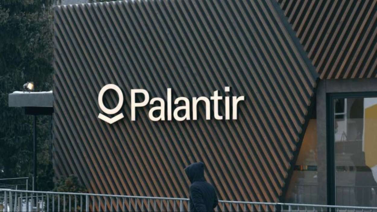 Un home camina davant d'un edifici de Palantir. EP/Arxiu.
