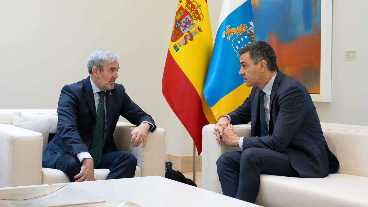 El president del Govern d'Espanya, Pedro Sánchez, amb el president de Canàries, Fernando Clavijo