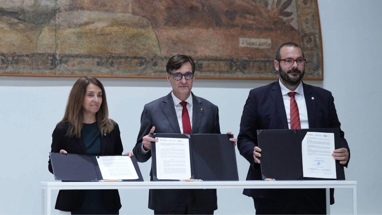 El president de la Generalitat, Salvador Illa; el president de la Federació Catalana de Municipis, David Bote: i la presidenta de l'Associació Catalana de Municipis, Meritxell Budó, al Palau de la Generalitat a 11 de maig de 2026. David Zorrakino / EP