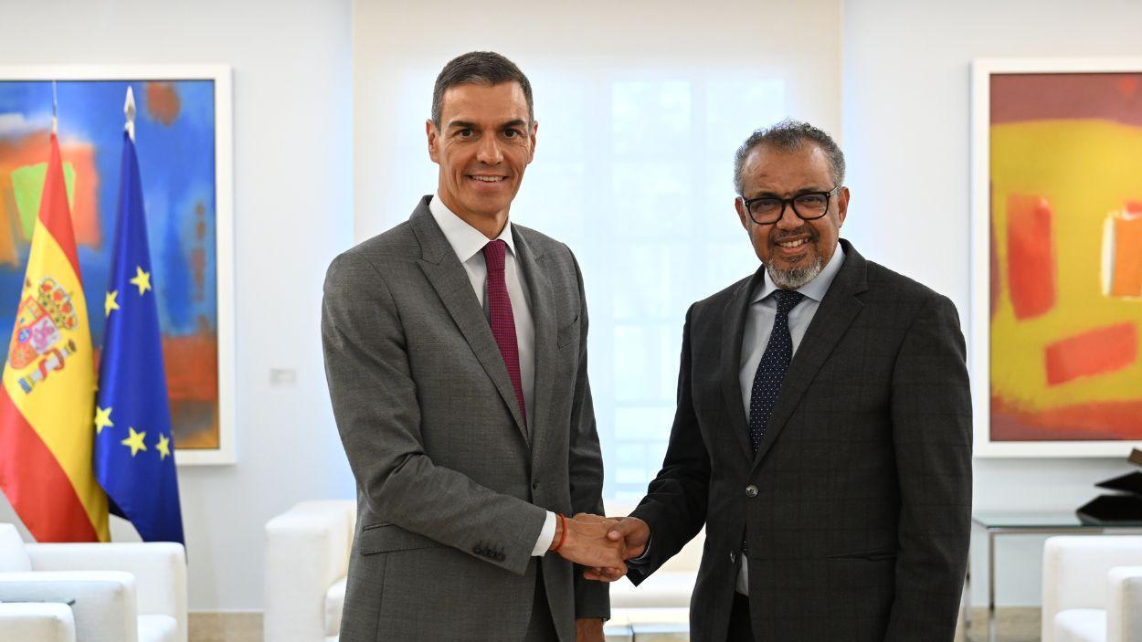 El president del Govern d'Espanya, Pedro Sánchez, juntament amb el director general de l’OMS, Tedros Adhanom. EP.