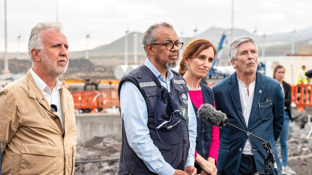 El ministre de Política Territorial, Ángel Víctor Torres; el director general de l’OMS, Tedros Adhanom; la ministra de Sanitat, Mónica García; i el ministre d'Interior, Fernando Grande-Marlaska, a Tenerife (Canàries). EP