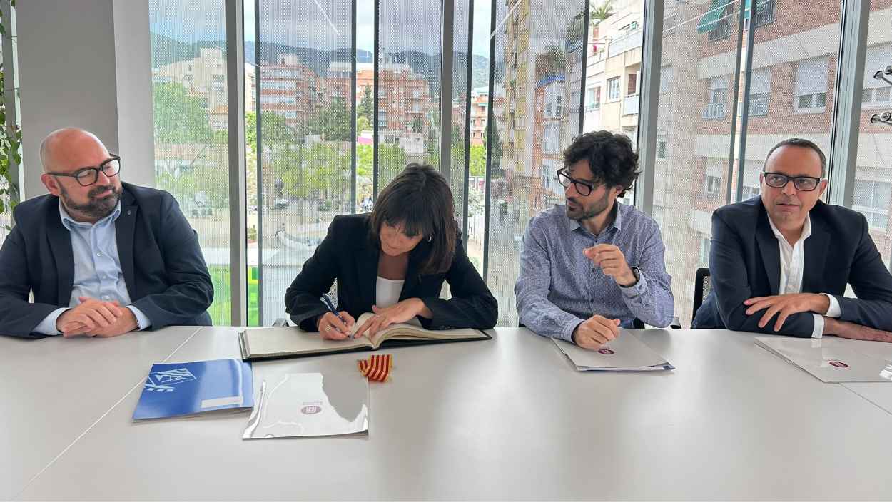 La diputada de Comerç i Consum de la Diputació de Barcelona, Olga Serra, signa el conveni del projecte de regeneració del comerç a Premià de Mar. Foto: Ajuntament de Premià de Mar