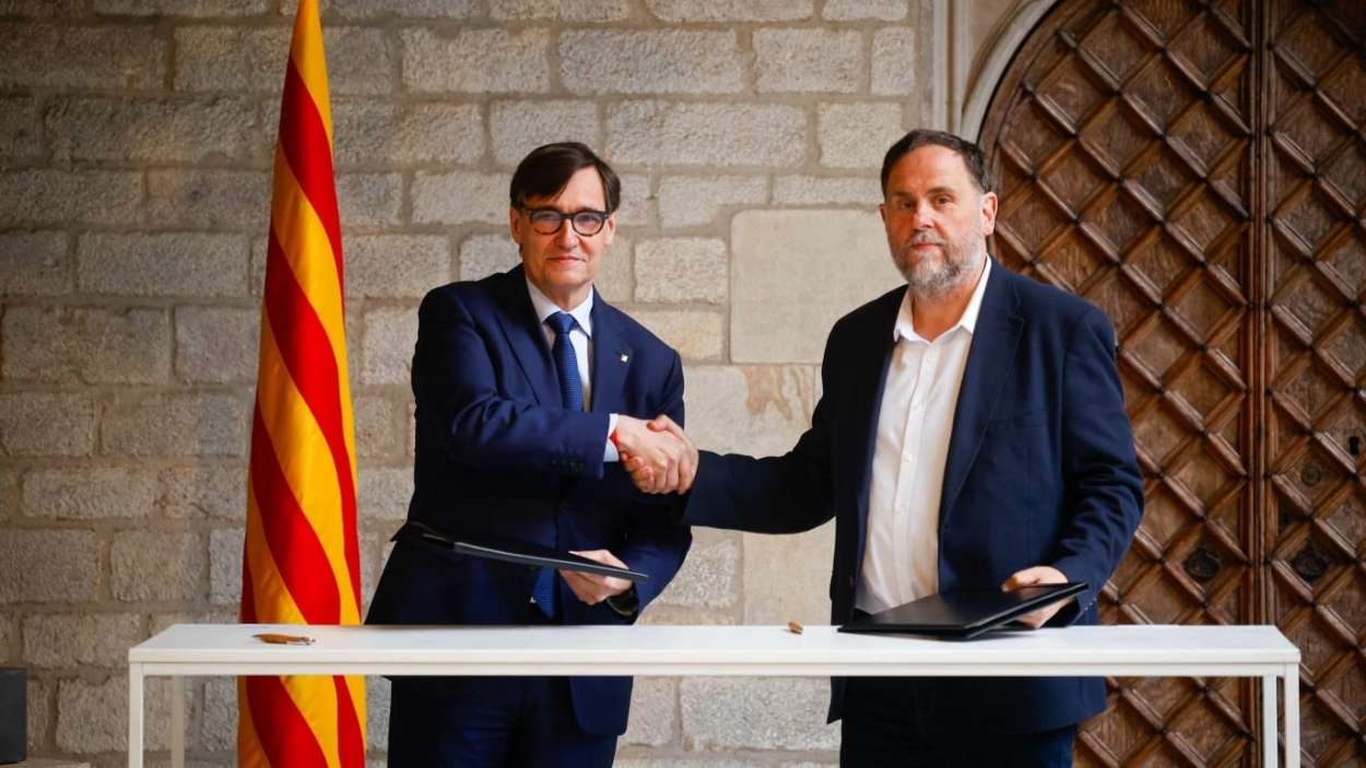 Salvador Illa i Oriol Junqueras signen l'acord pressupostari al Palau de la Generalitat. Kike Rincón / EP