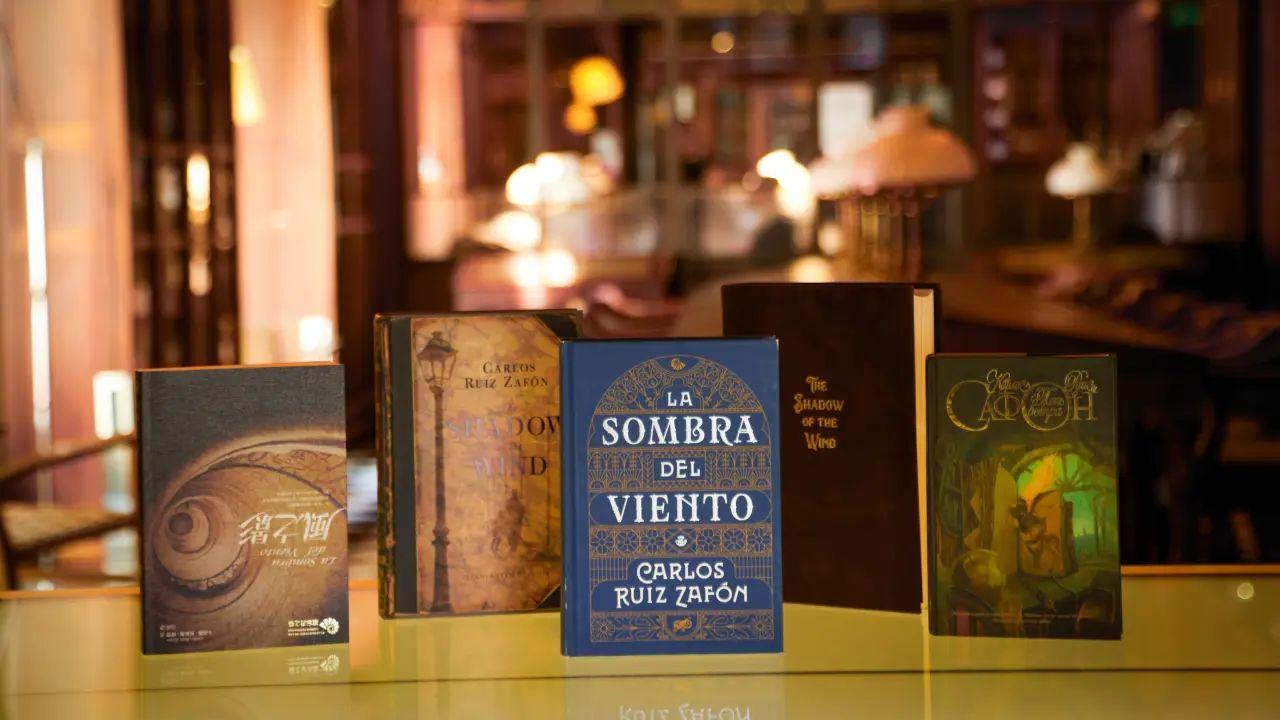 Diferents edicions de 'L’ombra del vent' de Carlos Ruiz Zafón. Javier Ocaña / Planeta