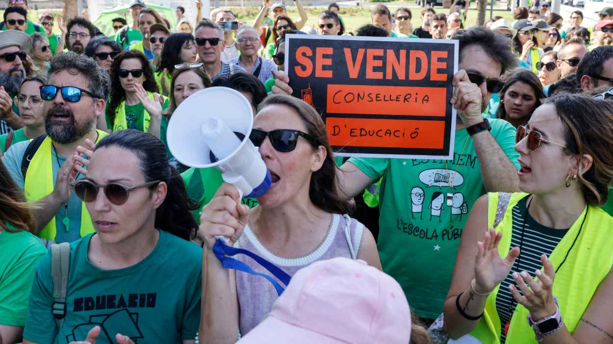Desenes de persones durant una concentració del professorat valencià davant del Palau de la Música, a 1 de juny de 2026, a València. EP