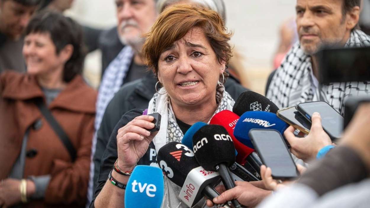La membre de la GSF i exalcaldessa de Montcada i Reixac, Laura Campos, atén els mitjans de comunicació abans de partir cap a Gaza, el 12 d’abril de 2026, a Barcelona. Lorena Sopêna / EP
