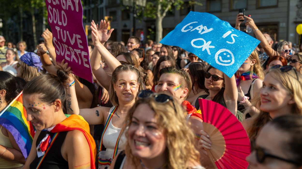 Diverses persones durant la manifestació del Pride Barcelona 2025, el 19 de juliol de 2025. Lorena Sopêna / EP