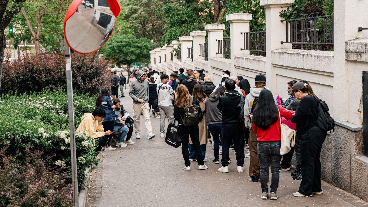 La regularització d'immigrants entra en la seva fase decisiva després de superar tots els càlculs. EP