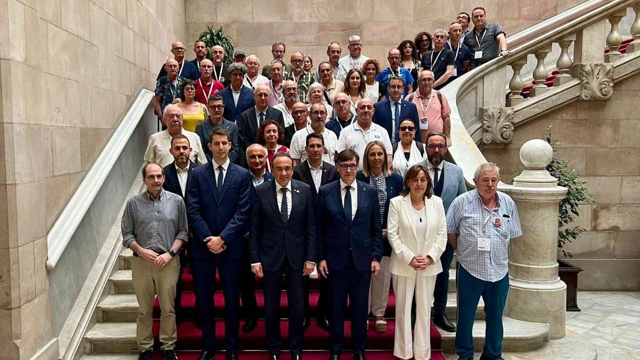 El president de la Generalitat, Salvador Illa, i el del Parlament, Josep Rull, amb afectats i associacions després de l'aprovació de la llei per la retirada de l'amiant. EP