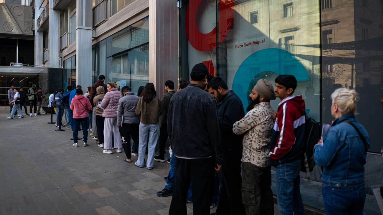 Barcelona atén prop de 87.000 persones migrants en el procés de regularització. EP