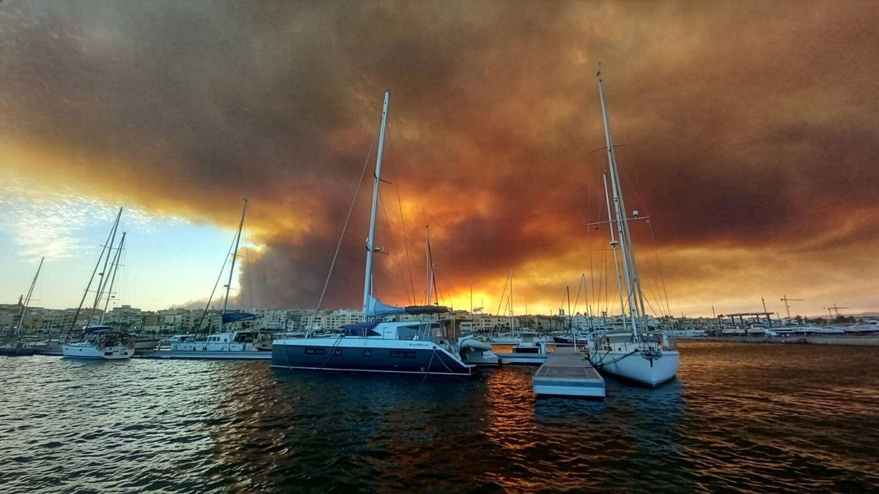 L'incendi de Los Gallardos (Almeria) vist desde el port Garrucha. EP
