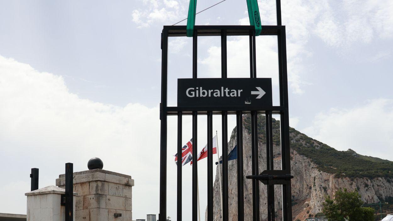 El principi d'una nova era a Gibraltar: el Govern celebra la retirada de la Verja i el PP s'enroca en la crítica. EP
