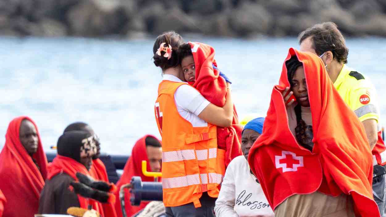 El PP llança un nou atac a la immigració i demana permetre les devolucions de migrants arribats per mar. EP