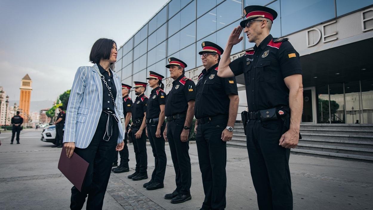 Núria Parlon i agents dels Mossos d'Esquadra. EP