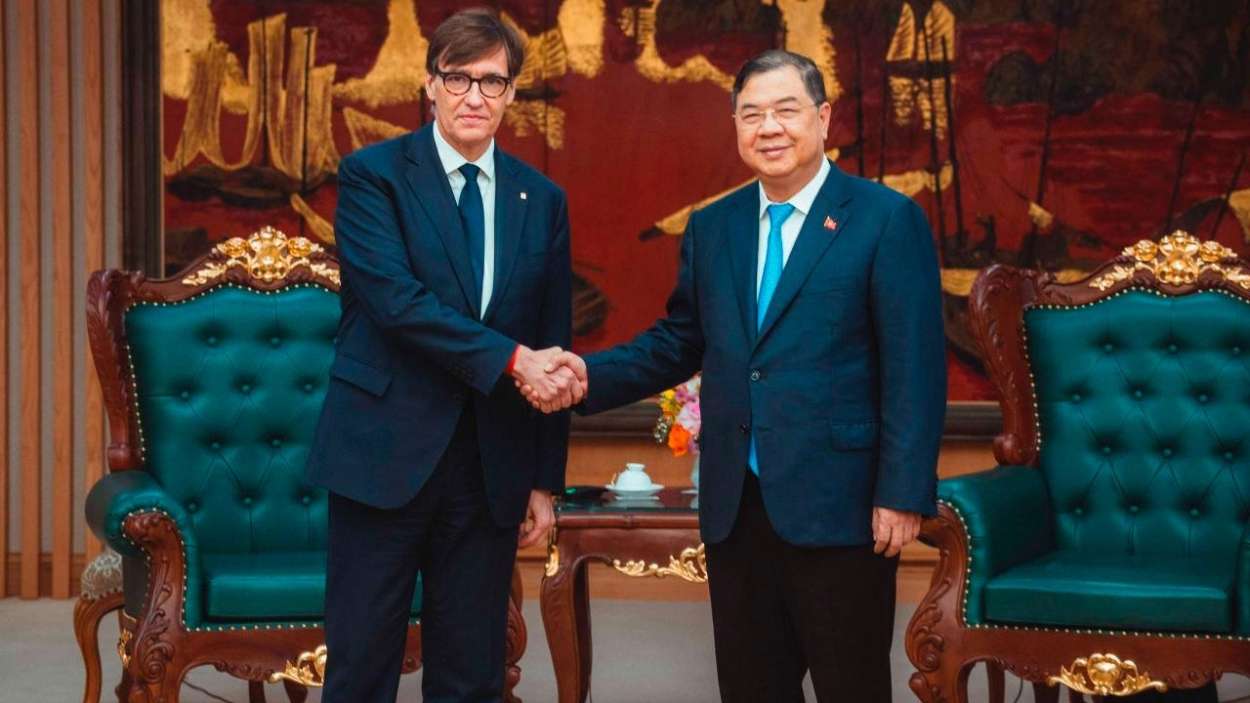 El president de la Generalitat, Salvador Illa, i el viceprimer ministre del Vietnam, Pham Gia Tuc. Arnau Carbonell