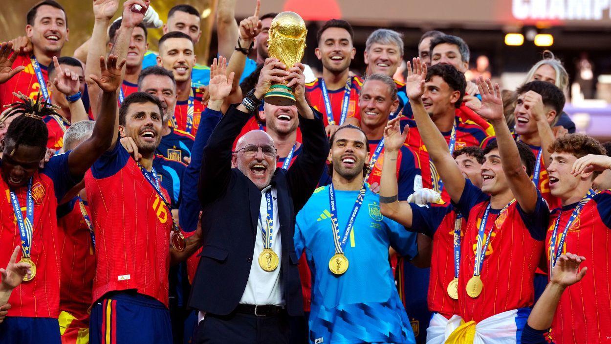 Celebració de la selecció espanyola amb la copa del Mundial. EP