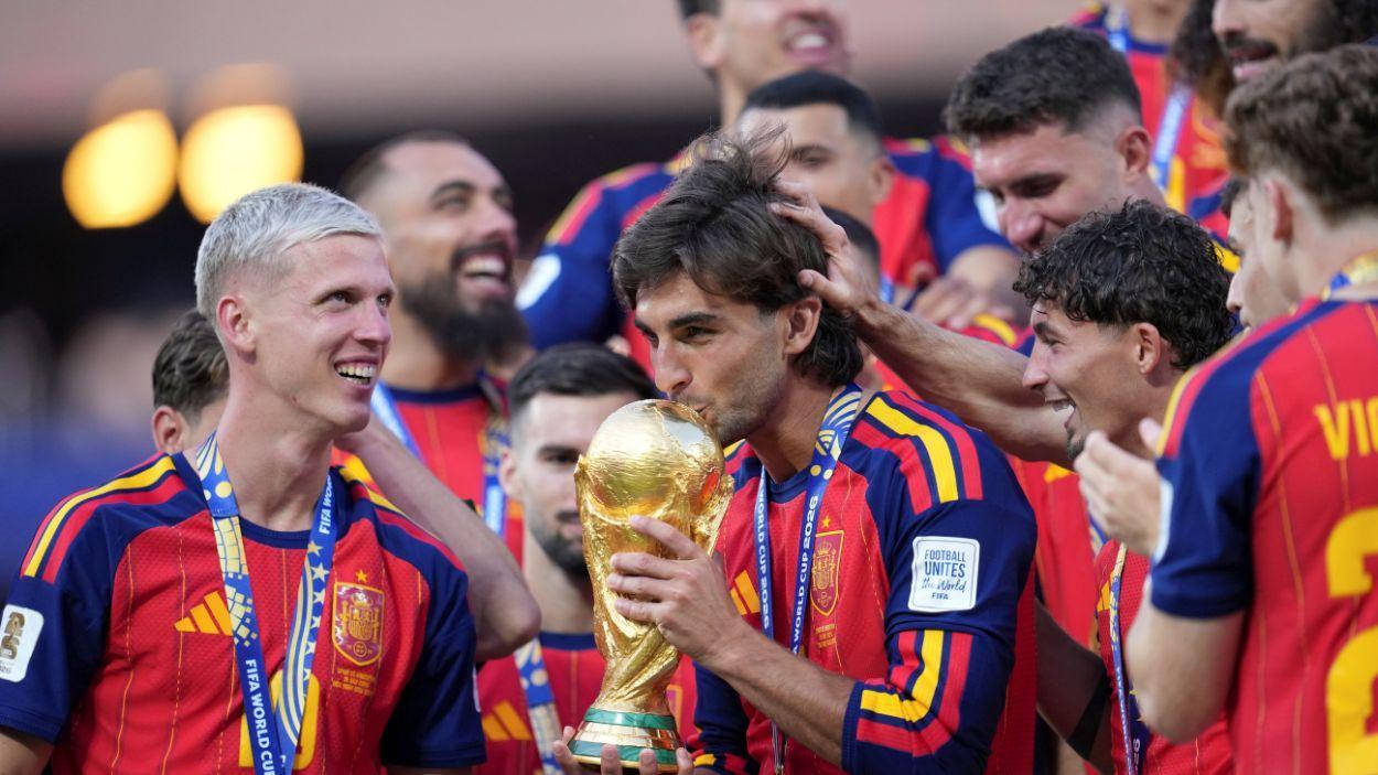 Ferran Torres amb la copa del Mundial. EP
