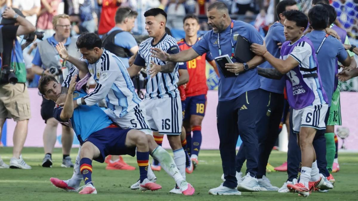 Agressió de Paredes a Gavi. EP