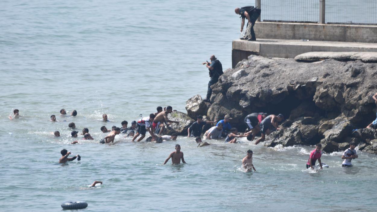 Persones intentant creuar la frontera nadant, a 30 de juliol de 2026, a Ceuta. EP