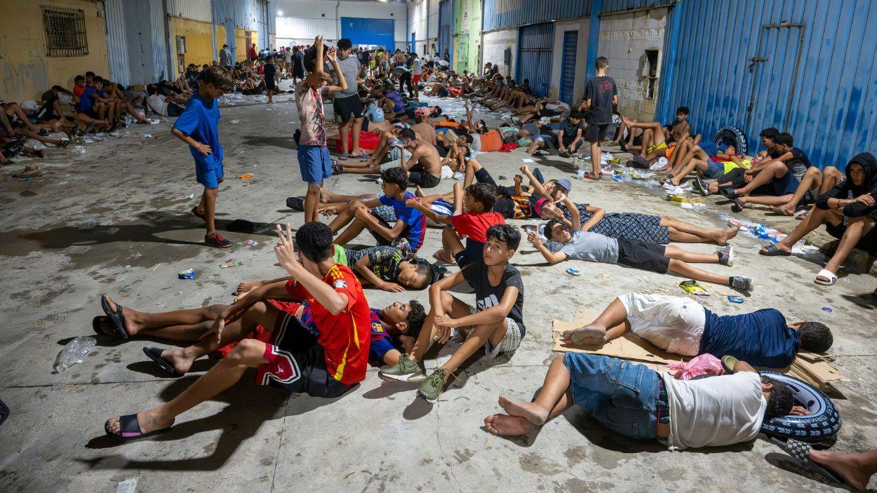 Migrants que han creuat del Marroc a Ceuta passen la nit al carrer. EP