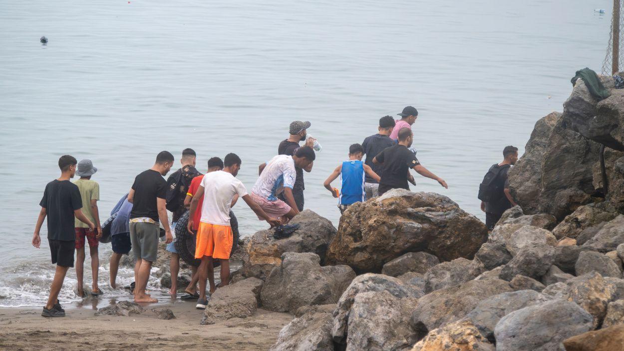 Migrants intentant creuar a Ceuta. EP