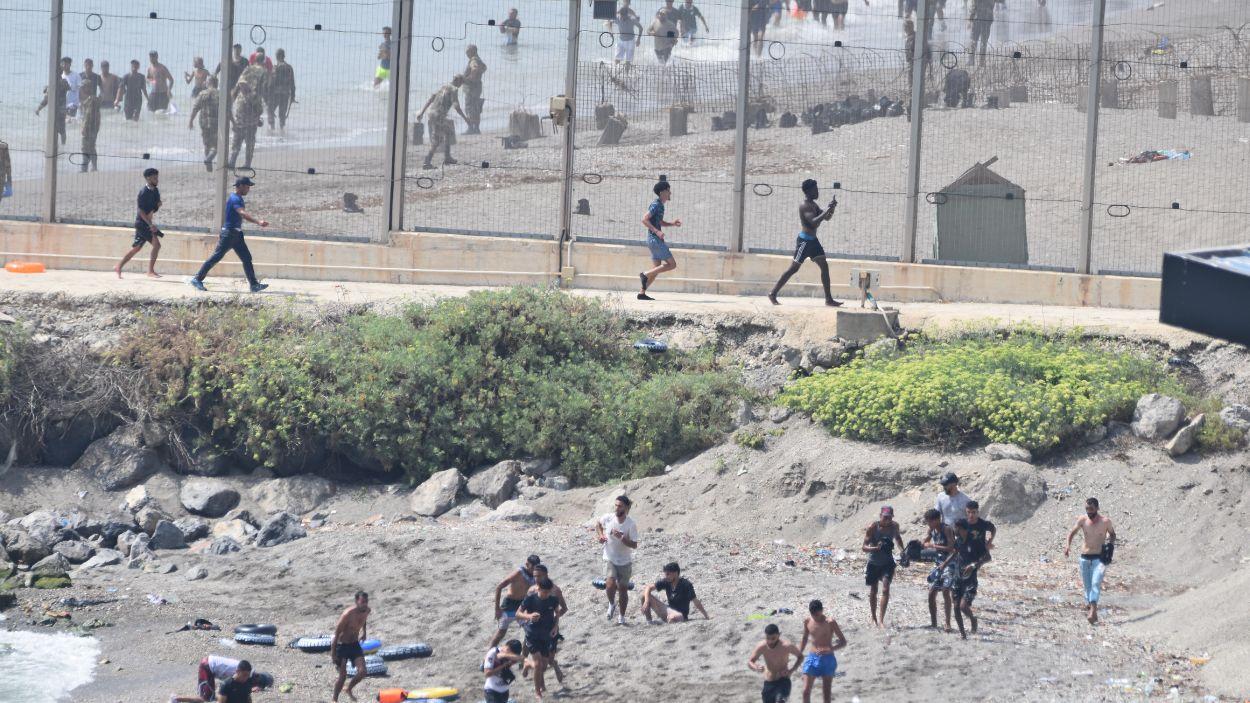 Migrants intentant creuar la frontera de Ceuta. EP