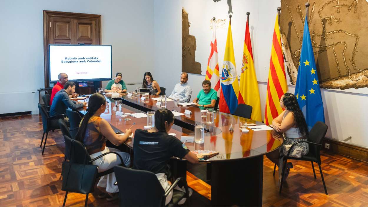 Reunió de l'Ajuntament de Barcelona amb entitats colombianes. Ajuntament de Barcelona