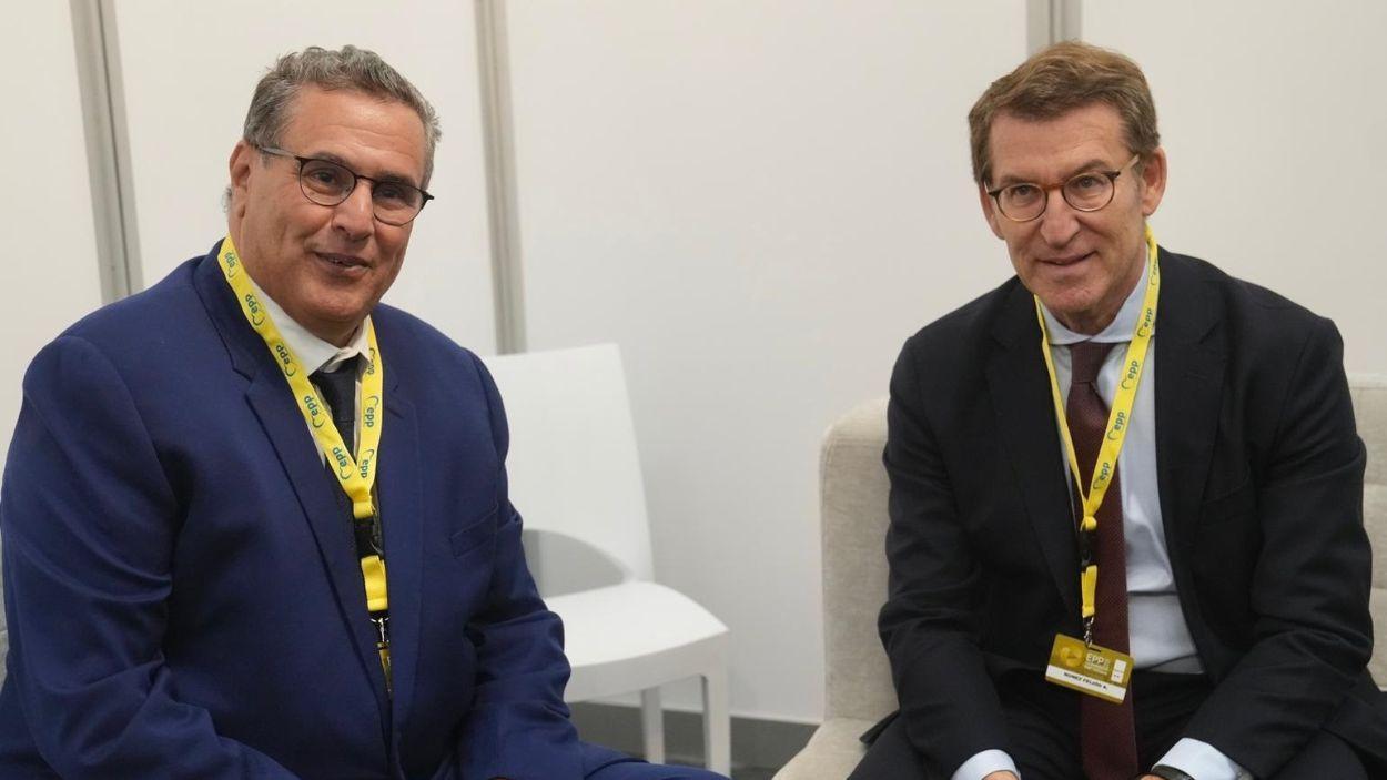 El líder del PP, Alberto Núñez Feijóo, amb el primer ministre de Marroc, Aziz Ajanuch, a l'any 2022. Arxiu / EP