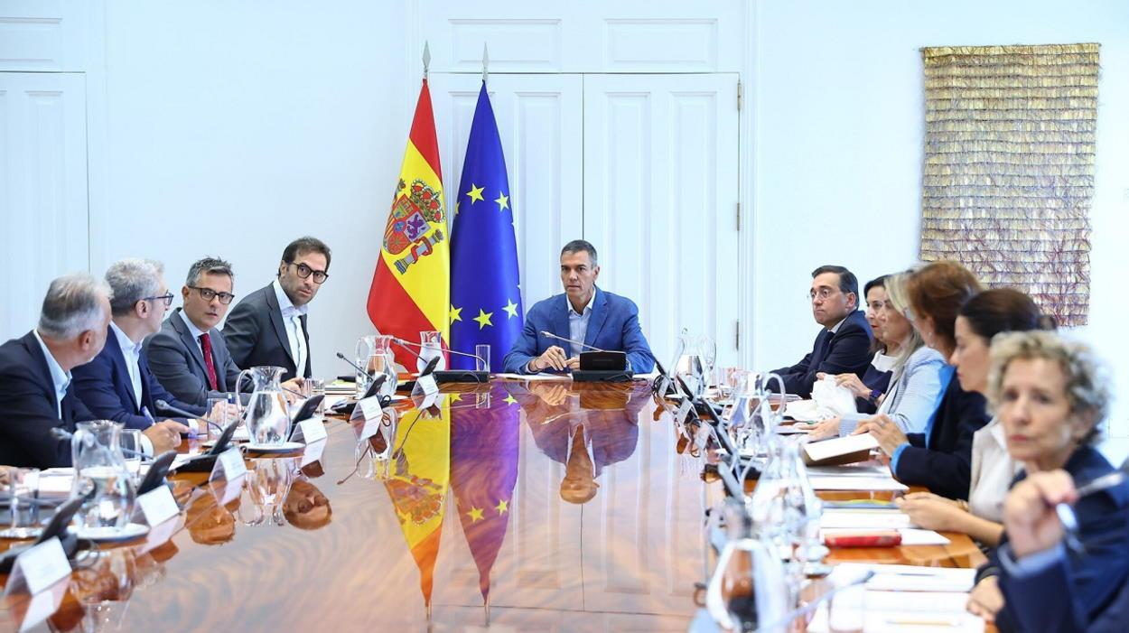 Pedro Sánchez a una reunió amb ministres i experts. EP