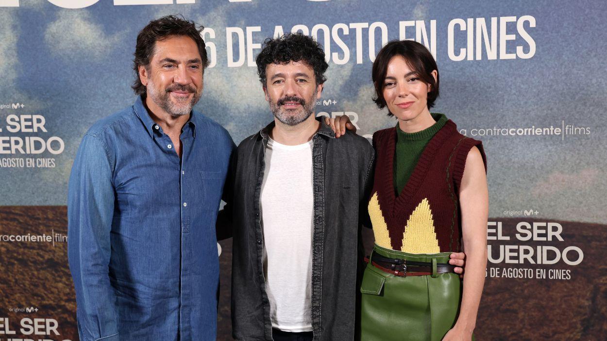 Javier Bardem, Rodrigo Sorogoyen i Vicky Luengo al photocall de la pel·lícula 'El ser querido' a Madrid, a 25 d'agost de 2026. EP