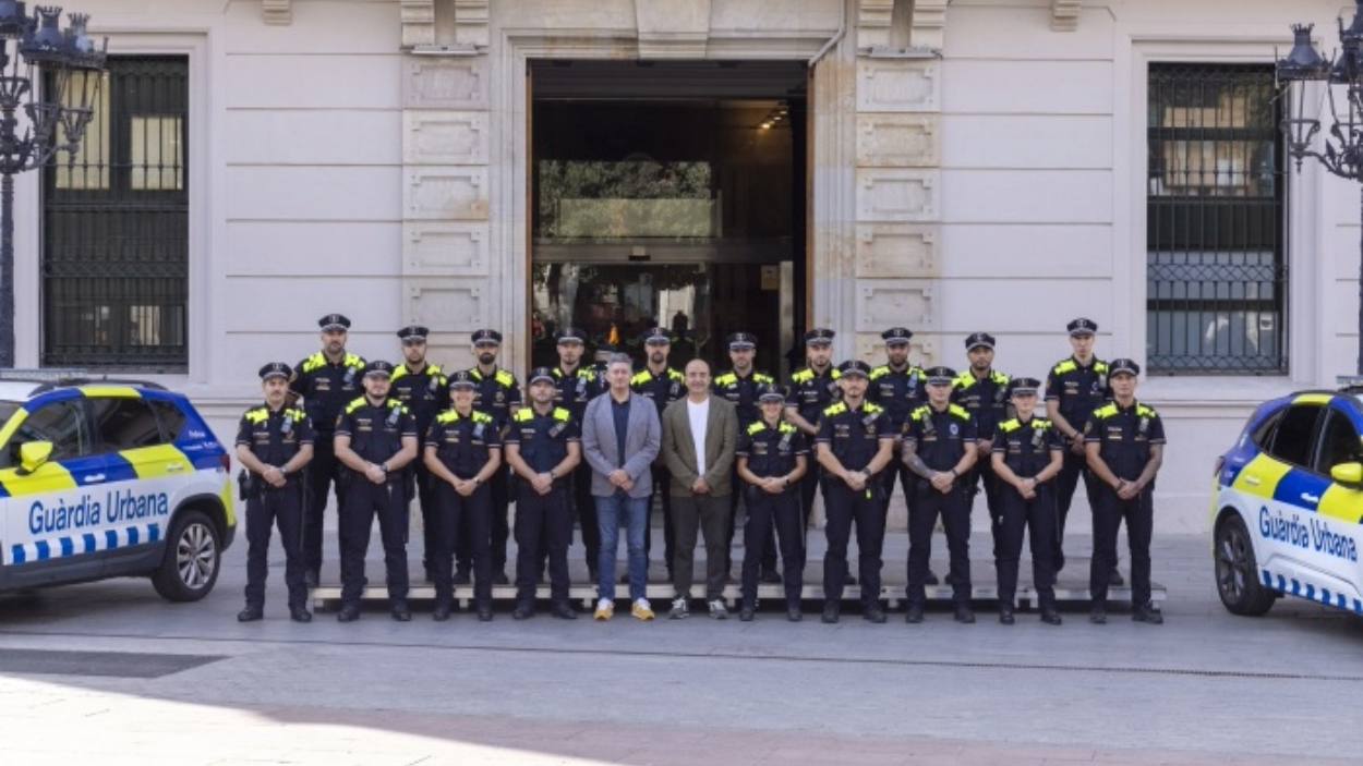 L'alcalde de L'Hospitalet, David Quirós, amb els 19 nous agents de la Guàrdia Urbana
