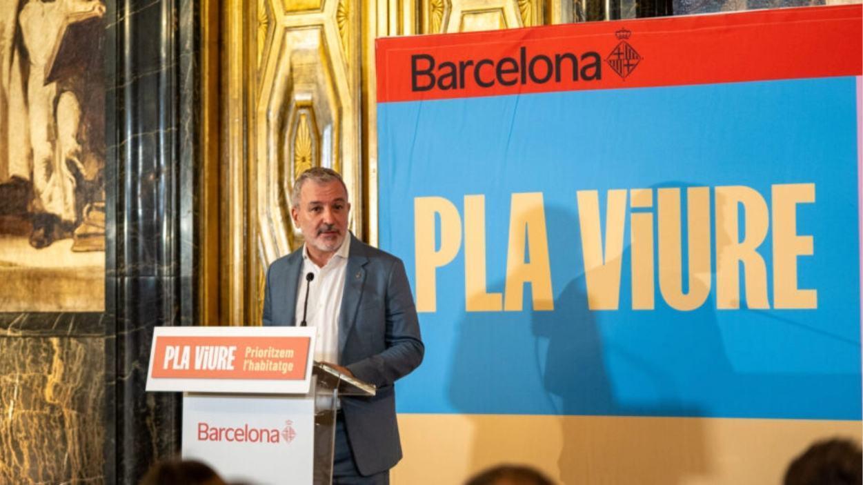 Jaume Collboni durant l'acte de reconeixement a les entitats beneficiàries dels pisos. Ajuntament de Barcelona