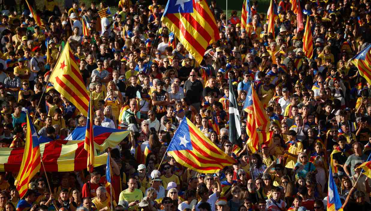 Manifestants amb banderes estelades a Barcelona el 11 de setembre de 2026. EP