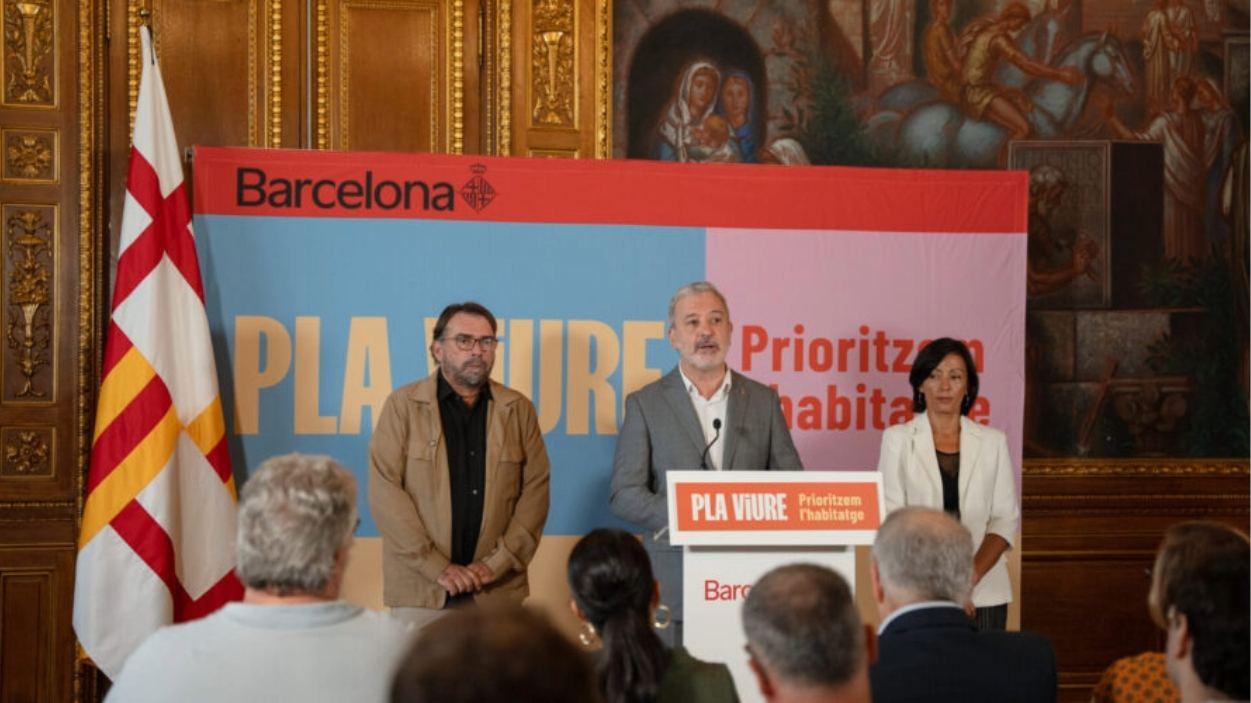 L'alcalde de Barcelona, Jaume Collboni, amb Camil Ros (UGT) i Belén Lopéz (CC.OO.). Ajuntament de Barcelona