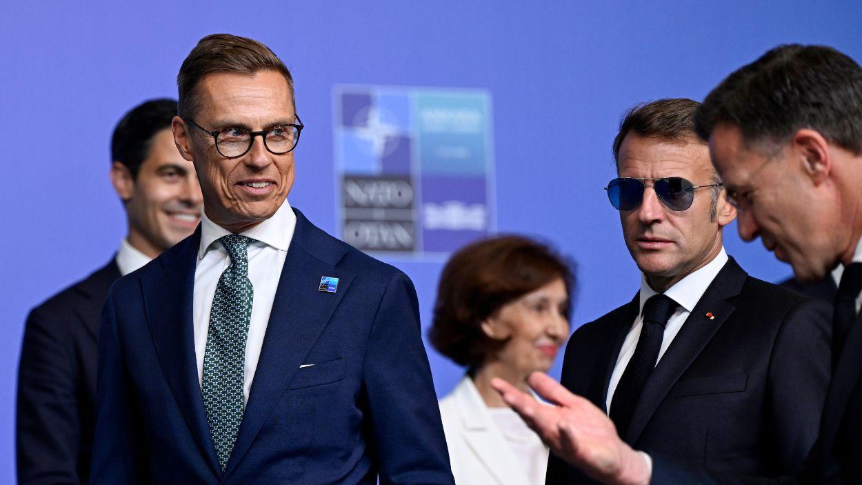 El president de Finlàndia, Alexander Stubb, el president de França, Emmanuel Macron, i el secretari general de l’OTAN, Mark Rutte, posen per a una fotografia de grup durant la cimera de caps d’Estat i de Govern de l’Organització del Tractat de l’Atlàntic Nord (OTAN) a Ankara. EP