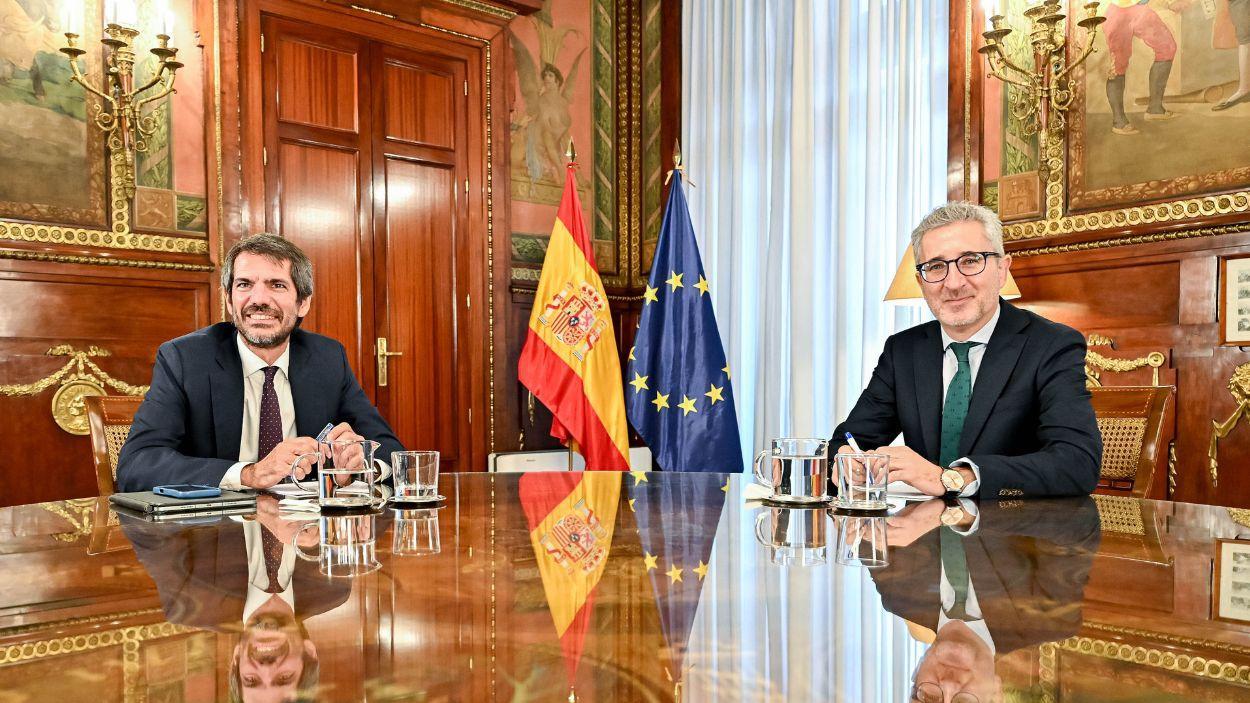 El ministre d’Hisenda, Arcadi España (d), i el ministre de Cultura, Ernest Urtasun (e), durant una reunió a la seu del Ministeri d’Hisenda. EP