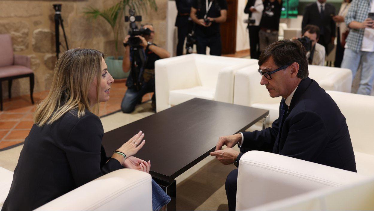La presidenta de la Junta de Extremadura, María Guardiola, se reúne con el presidente de la Generalitat de Catalunya, Salvador Illa, en la sede de Presidencia de la Junta de Extremadura, en Mérida, el 16 de septiembre de 2026. Jorge Armestar / EP