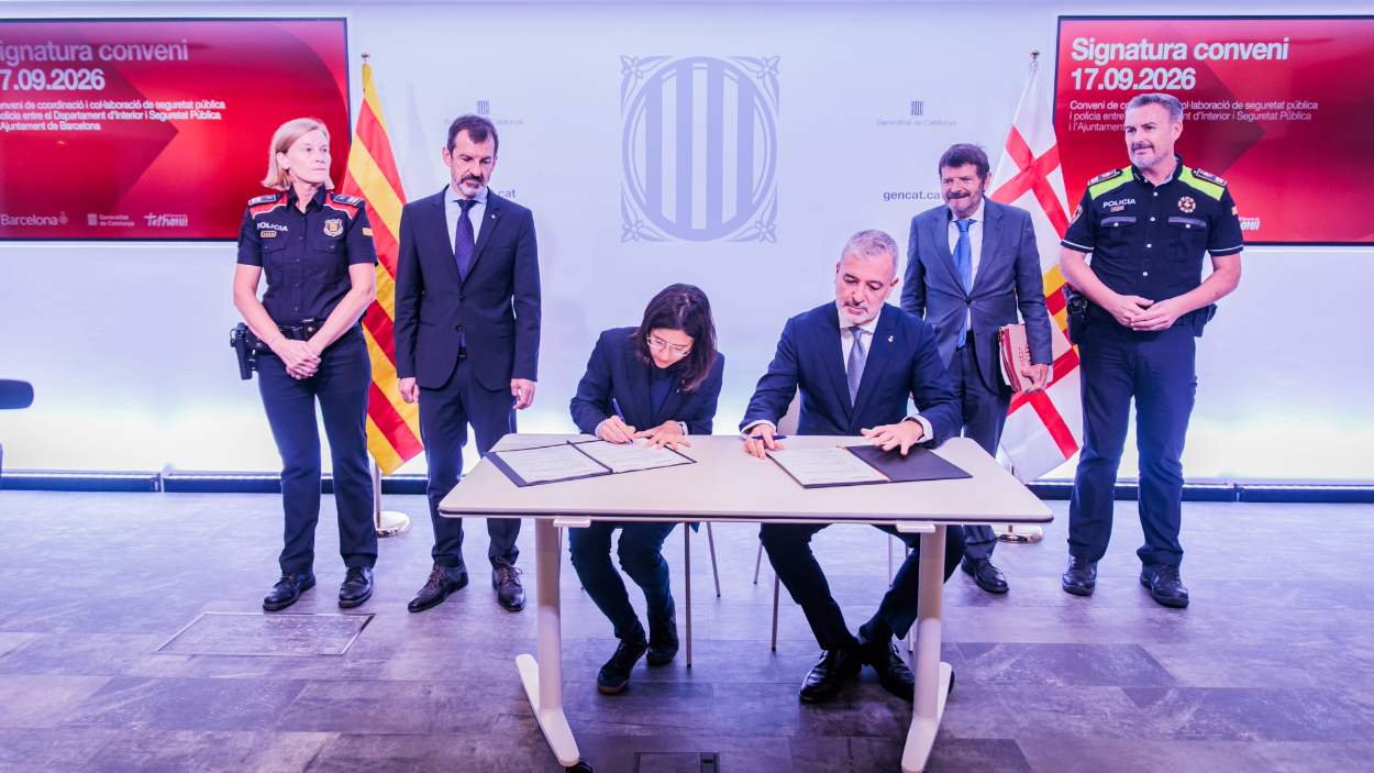 La consellera d'Interior i Seguretat Pública, Núria Parlon, i l'alcalde de Barcelona, Jaume Collboni, a la signatura del nou conveni marc de col·laboració entre els Mossos d'Esquadra i la Guàrdia Urbana, a 17 de setembre de 2026. Govern 