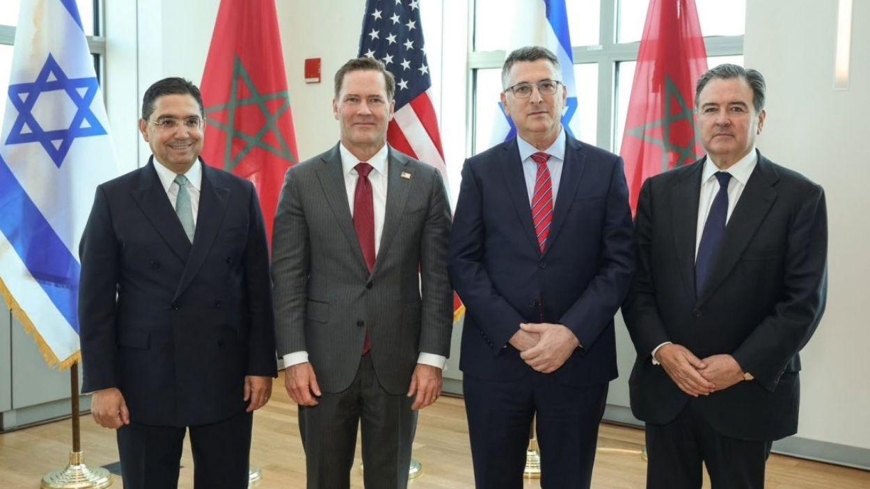 El ministre d’Exteriors del Marroc, Nasser Bourita, al costat de l’ambaixador dels EUA davant l’ONU, Mike Waltz, i el ministre israelià d’Exteriors, Gideon Sa’ar, durant la reunió celebrada a Nova York aquest 16 de setembre. / Ministeri d’Exteriors d’Israel