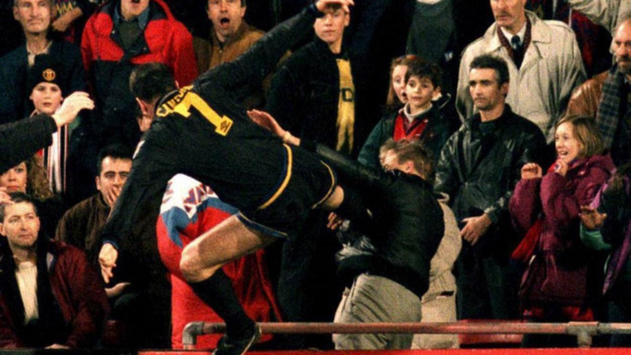 Eric Cantona donant una puntada de peu a un aficionat feixista del Crystal Palace a Selhurst Park. Arxiu