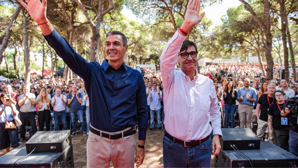El president del Govern, Pedro Sánchez, i el president de la Generalitat de Catalunya, Salvador Illa, durant la celebració de la Festa de la Rosa del PSC, el 20 de setembre de 2026, a Gavà (Barcelona). Alberto Paredes / EP