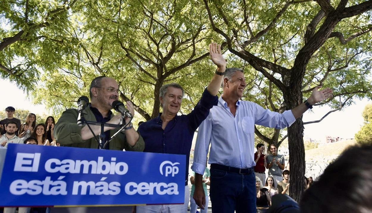 El president del PP, Alberto Núñez Feijóo, el president del PP català, Alejandro Fernández, i l’alcalde de Badalona, Xavier García Albiol. EP