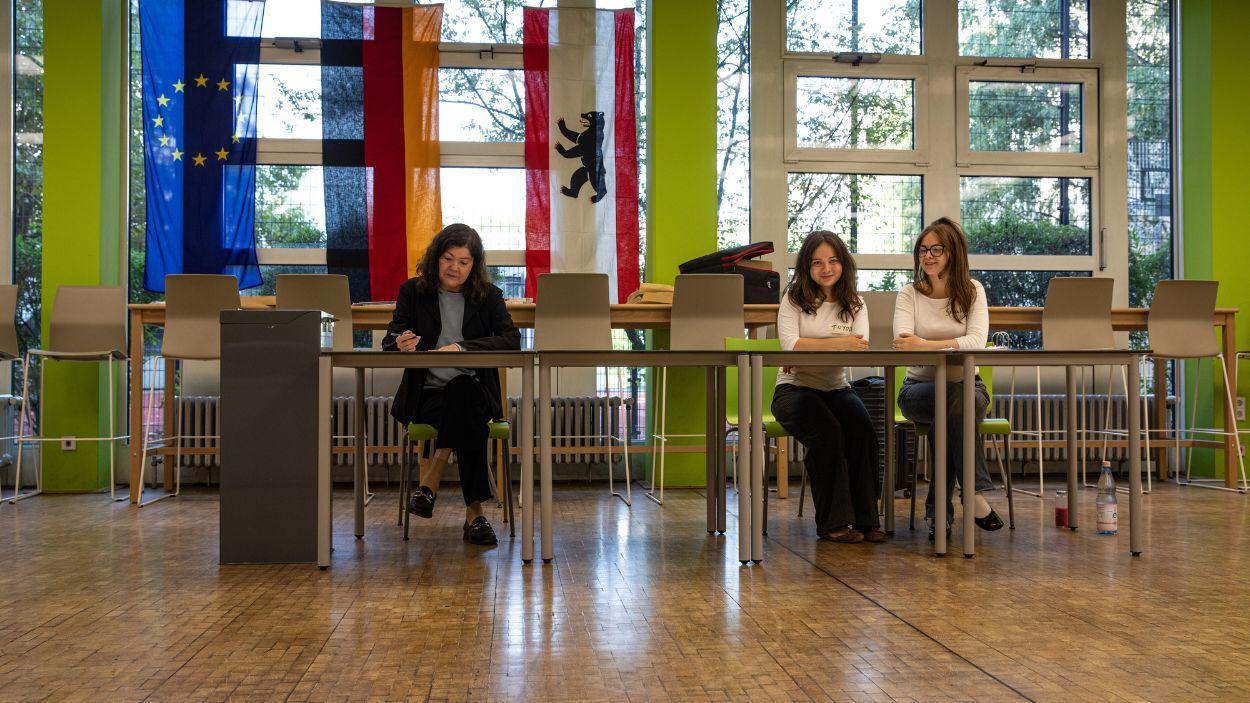 S’observen cabines de votació i personal electoral dins dels col·legis electorals al districte de Charlottenburg de Berlín. EP