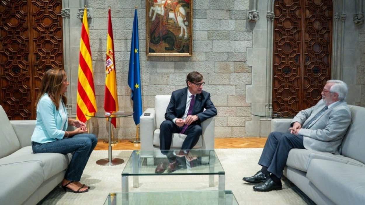 El president de la Generalitat, Salvador Illa, amb el president del Consell d'Educació de Catalunya, Joan Manuel del Pozo, i la consellera d'Educació i Formació Professional (FP), Esther Niubó. Govern