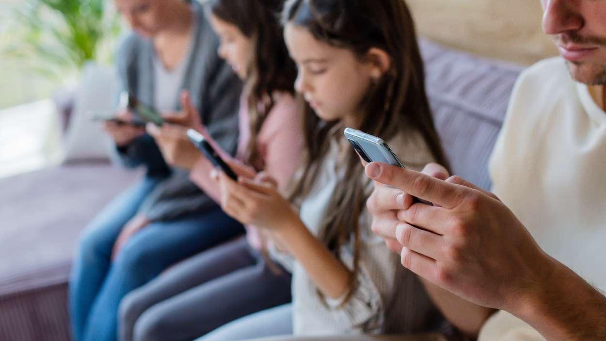 Persones amb telèfon mòbil. Imatge d'arxiu